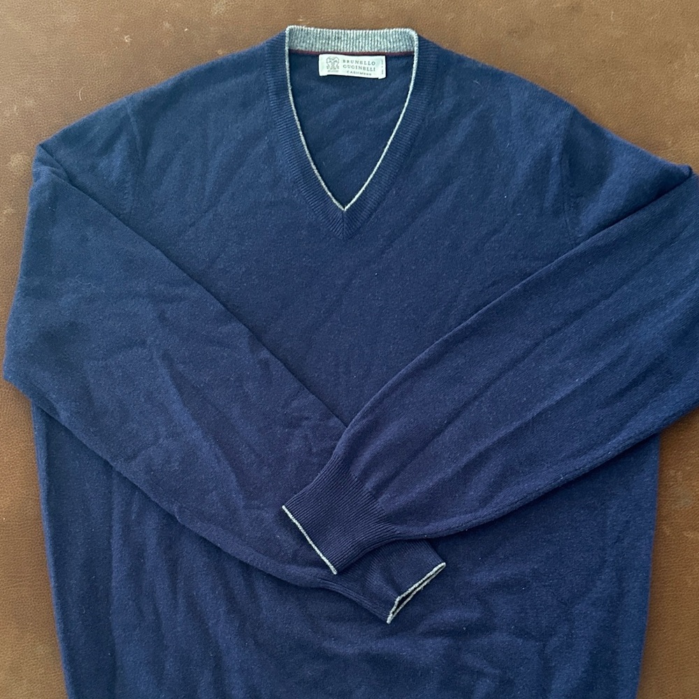 Brunello Cucinelli Men's Navy V-Neck Sweater with Contrast Trim